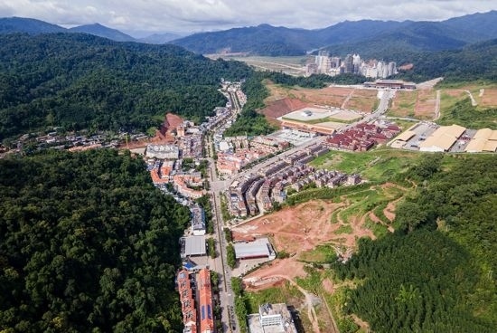 磨憨口岸俯瞰，右前方高層白色建筑群為老撾境內(nèi)。人民網(wǎng)記者 符皓攝