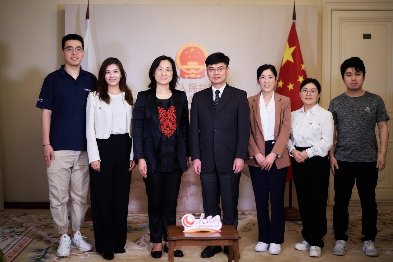 中國(guó)駐圣彼得堡副總領(lǐng)事張曉慶（左四）與人民網(wǎng)記者合影。