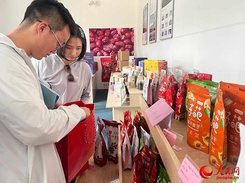 消費(fèi)者在選購(gòu)產(chǎn)品。人民網(wǎng)記者 常雪梅攝