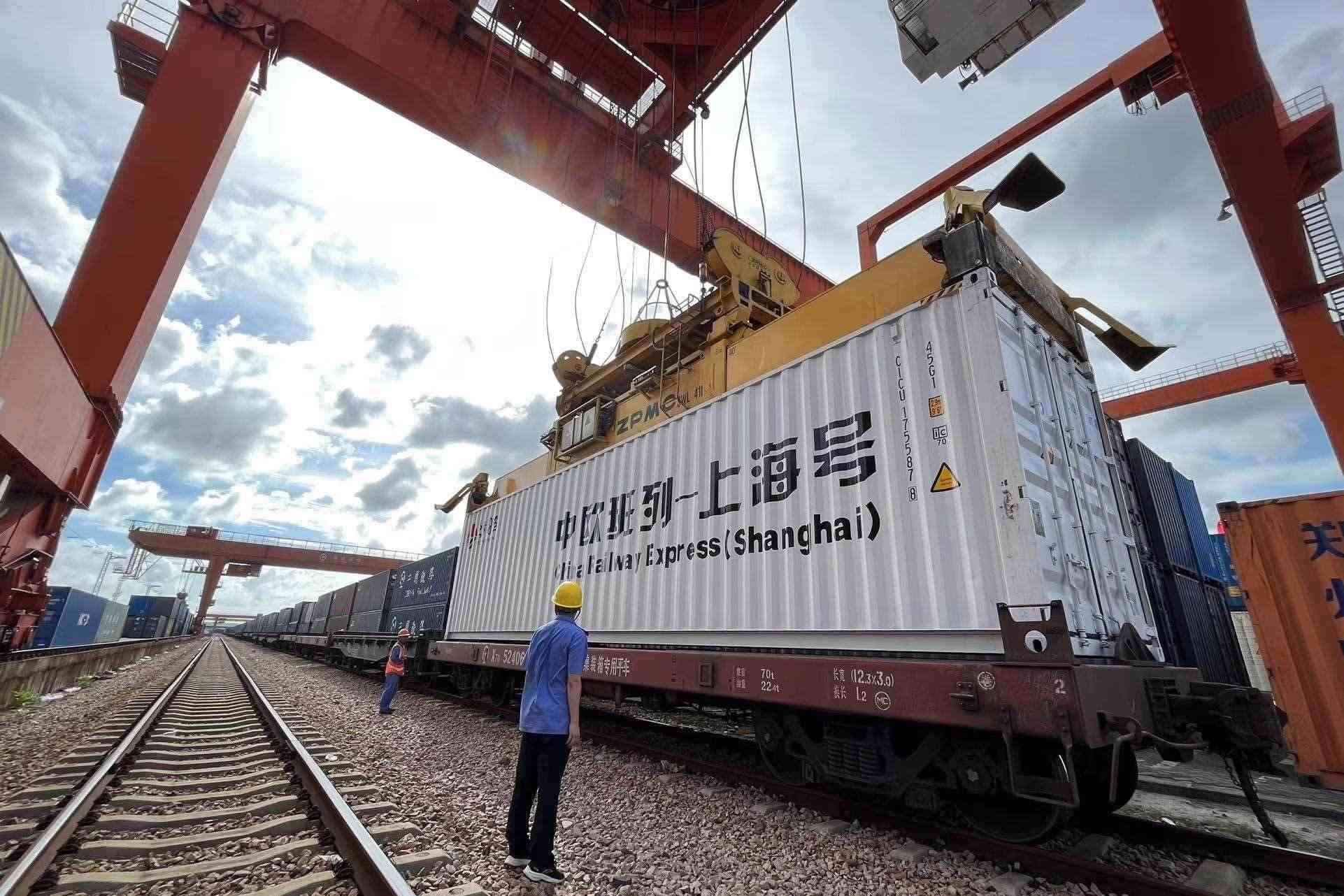 鐵路上海貨運中心閔行站貨場內(nèi)，吊機在貨運員的監(jiān)裝下進(jìn)行裝車落箱作業(yè)。人民網(wǎng) 皇甫萬里攝