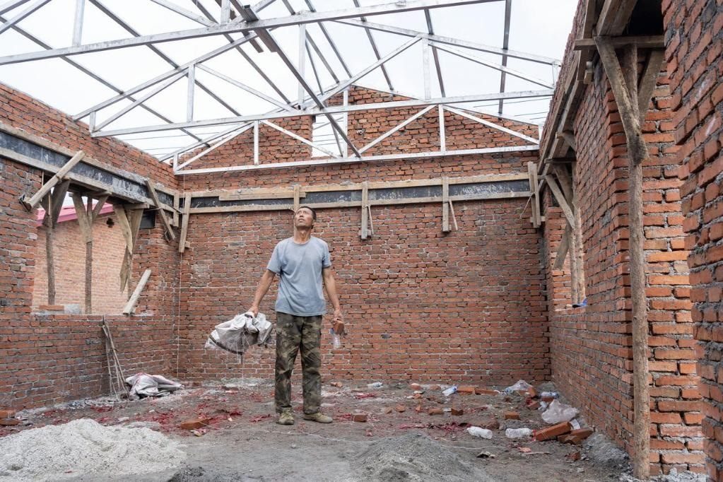 近日，在黑龍江省尚志市老街基鄉(xiāng)基豐村，村民劉環(huán)茂查看新建的房屋。新華社記者 謝劍飛 攝