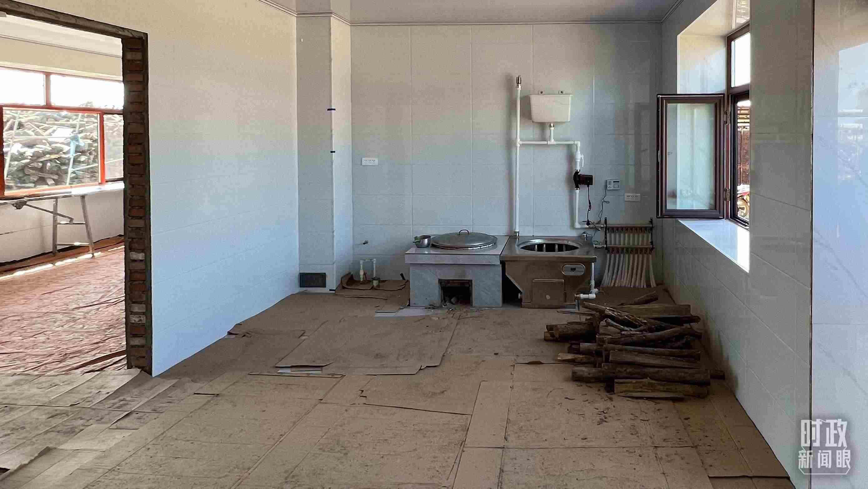 △龍王廟村內(nèi)，受災(zāi)房屋內(nèi)部正在進(jìn)行翻修。（總臺(tái)央視記者邢彬拍攝）