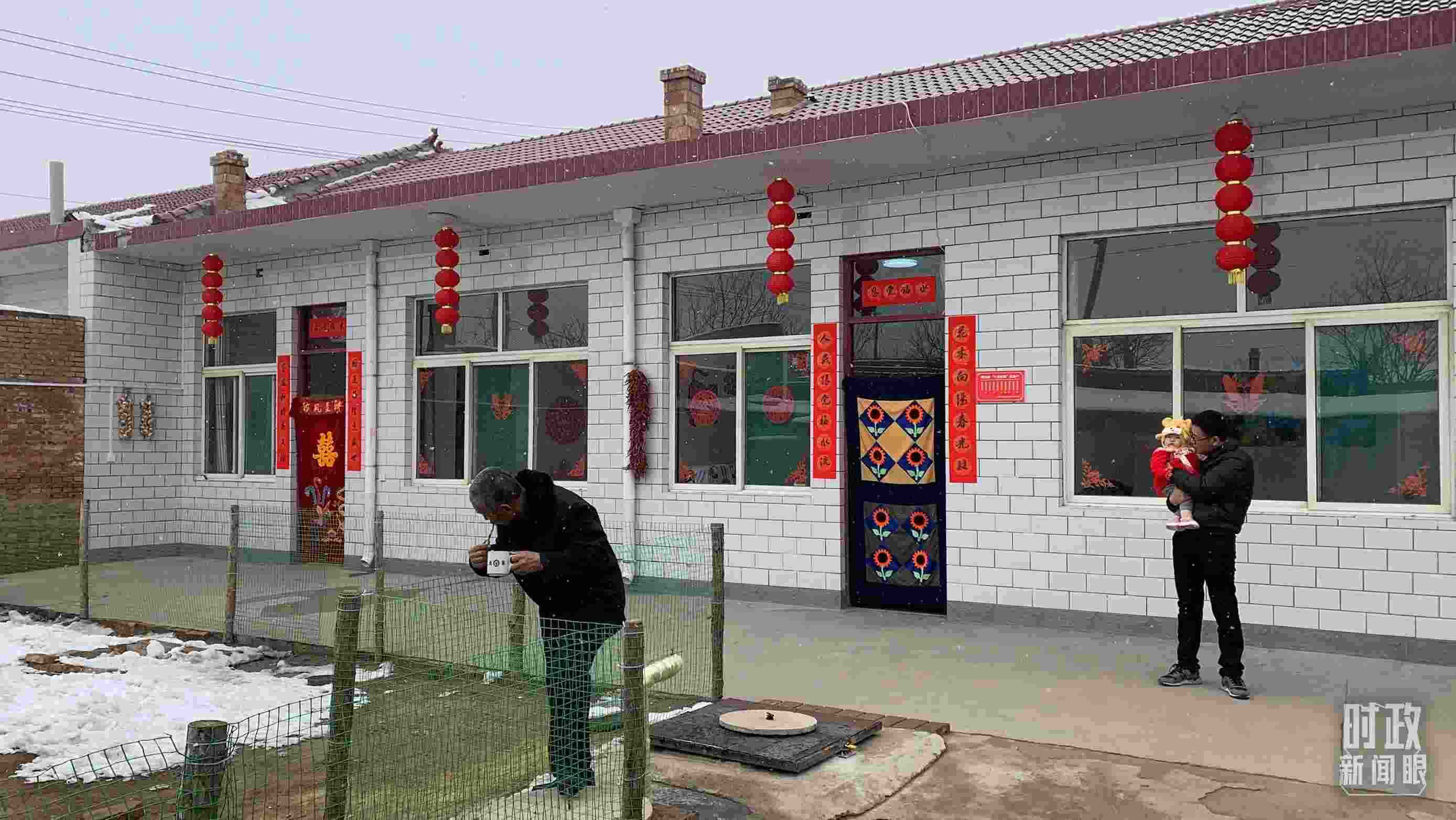 △ 當(dāng)年春節(jié)來(lái)臨之前，馮南垣村受災(zāi)村民全部搬進(jìn)了新家。（總臺(tái)央視記者段德文拍攝）