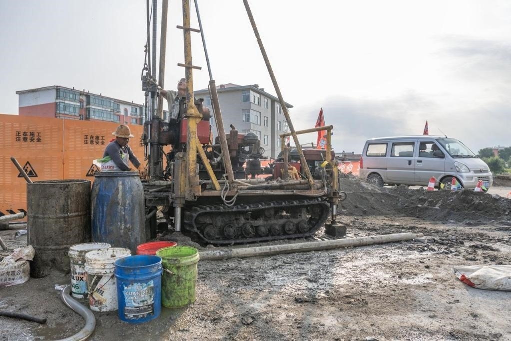 近日，在黑龍江省尚志市老街基鄉(xiāng)，施工人員正在作業(yè)。新華社記者 謝劍飛 攝