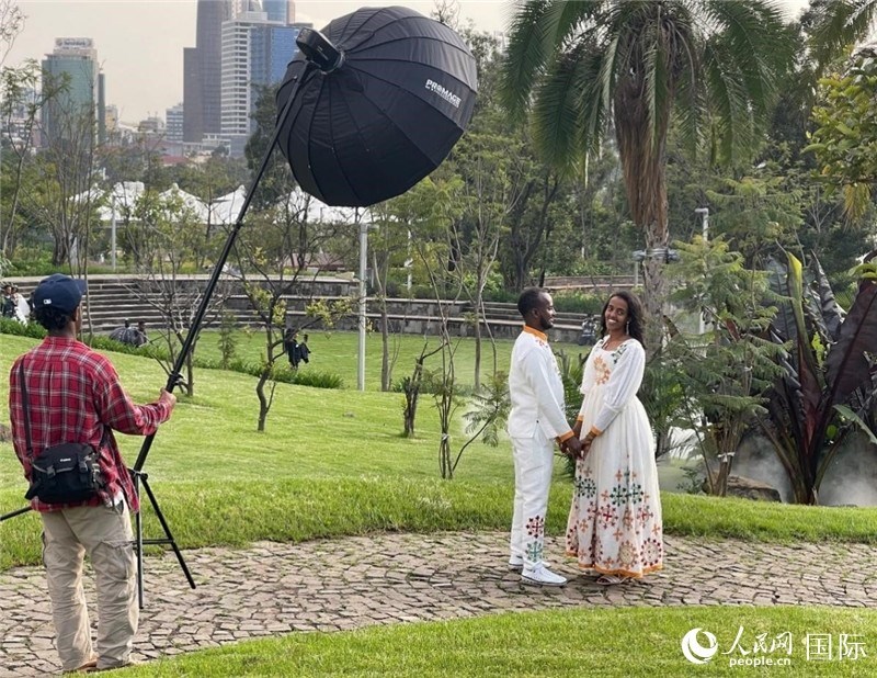 一對新人在友誼廣場拍照。人民網(wǎng)記者 趙艷紅攝