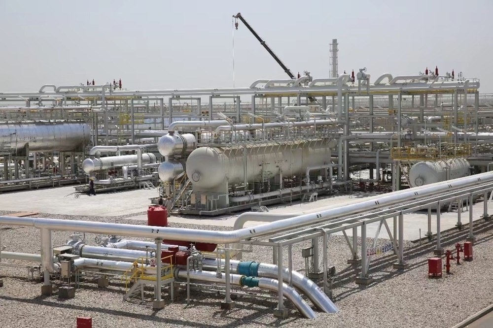 圖為位于伊拉克米桑省阿瑪拉市，由中國(guó)石油、道達(dá)爾、馬來(lái)西亞石油合資建設(shè)的哈法亞油田油氣處理站。中國(guó)石油哈法亞公司/供圖