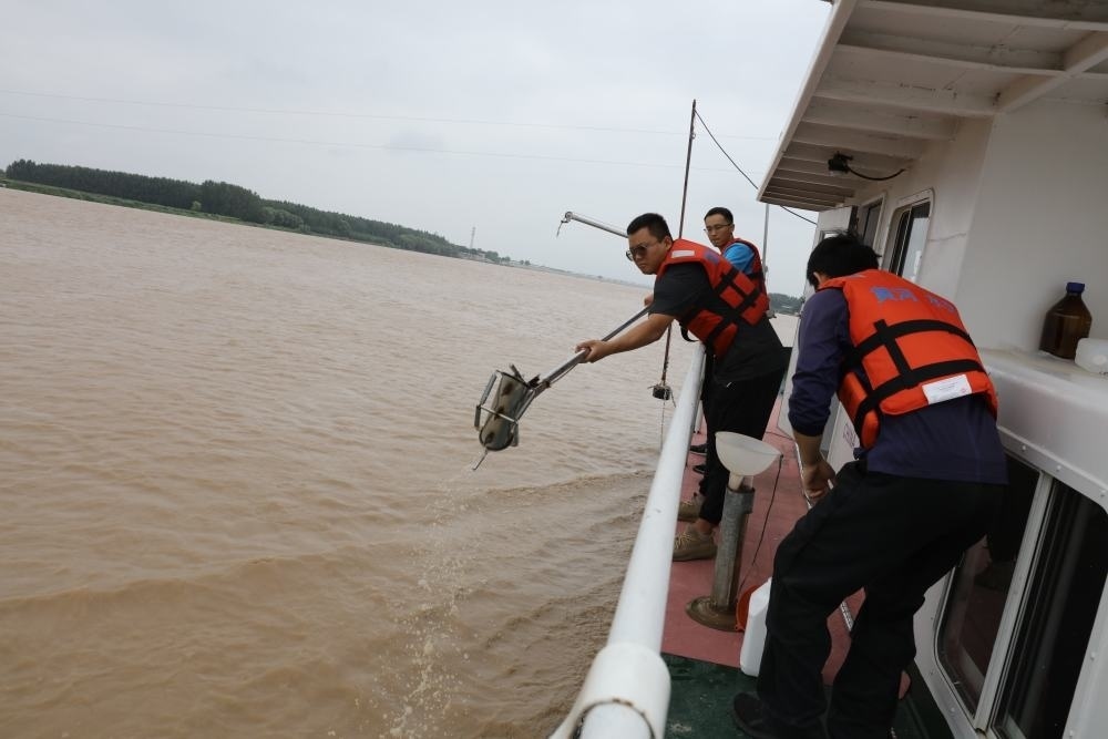 2023年6月29日，調(diào)水調(diào)沙期間，黃河下游利津水文站工作人員在進行取沙作業(yè)。新華社記者 劉詩平 攝