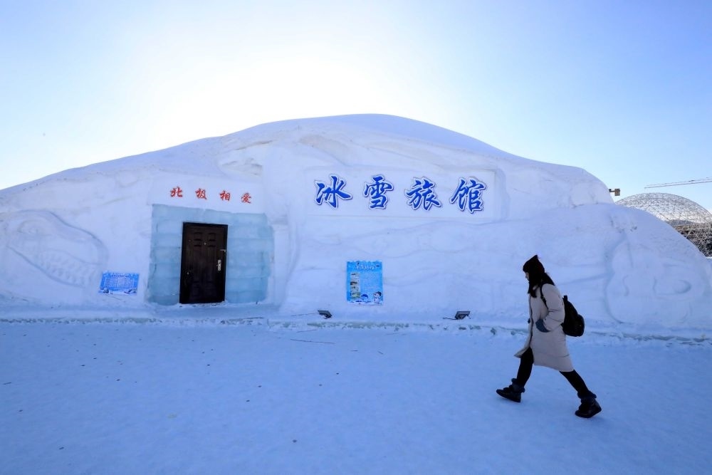 游客從北極村冰雪旅館的一個(gè)房間前走過(guò)（2018年1月31日攝）。