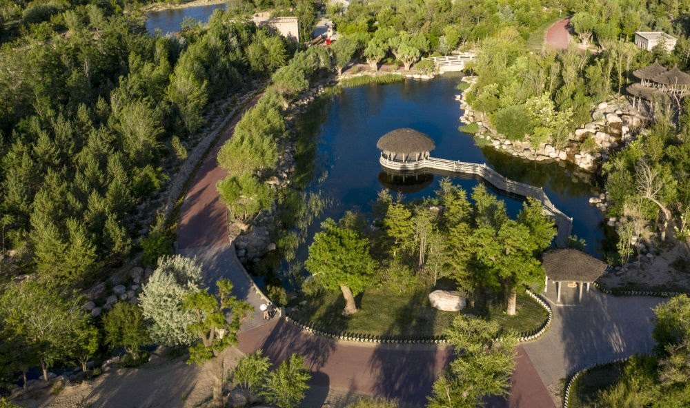 坐落在寧夏銀川市賀蘭山腳下的賀蘭山運動休閑公園（2021年5月27日攝，無人機照片）。這里曾是一片砂石采礦塌陷區(qū)，當?shù)赝ㄟ^植被景觀再造、水系建設(shè)、現(xiàn)代管網(wǎng)鋪建等手段，重新利用廢石、廢坑及各類廢棄建筑材料，把這里變成一座免費開放的主題公園。新華社記者 馮開華 攝