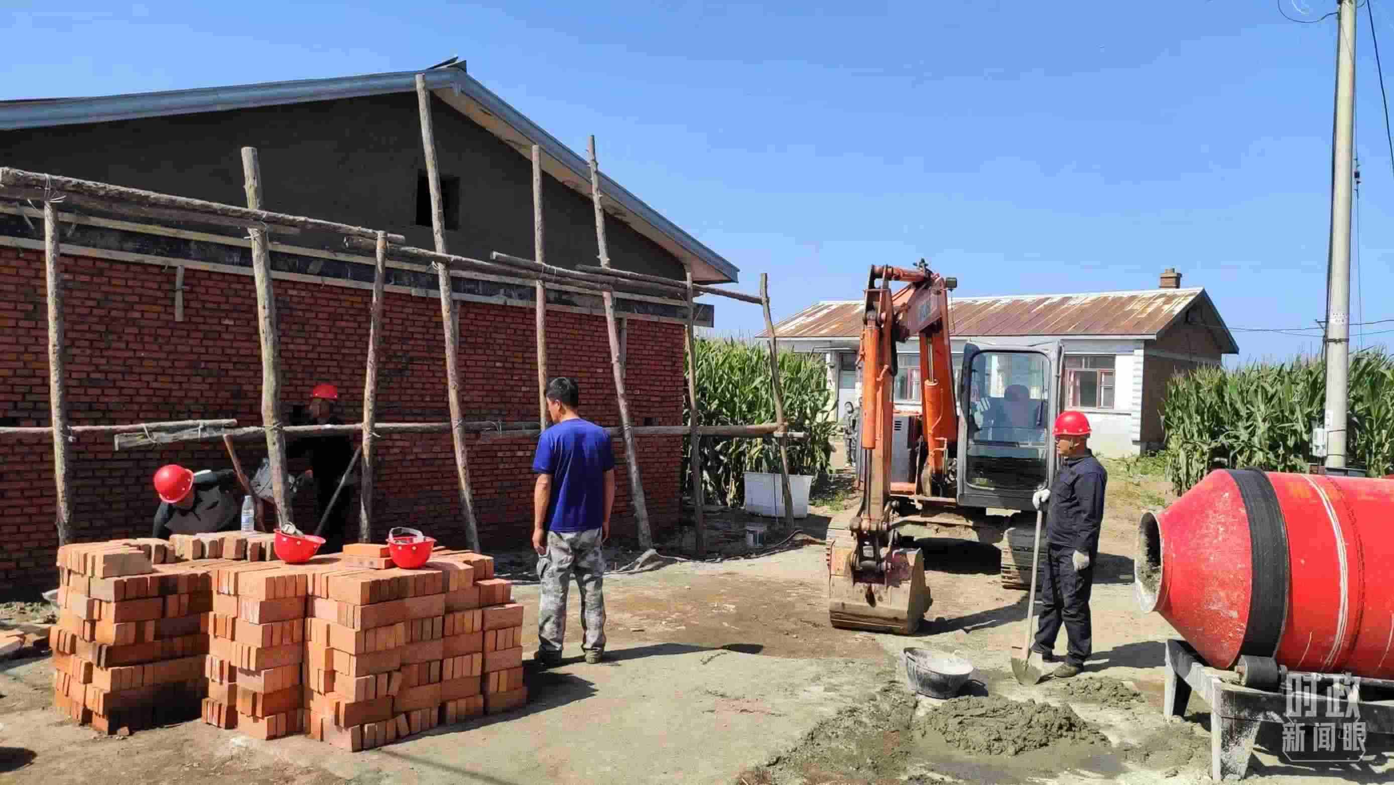 △村民正在修繕被損的房屋。（總臺央視記者薛冠南拍攝）