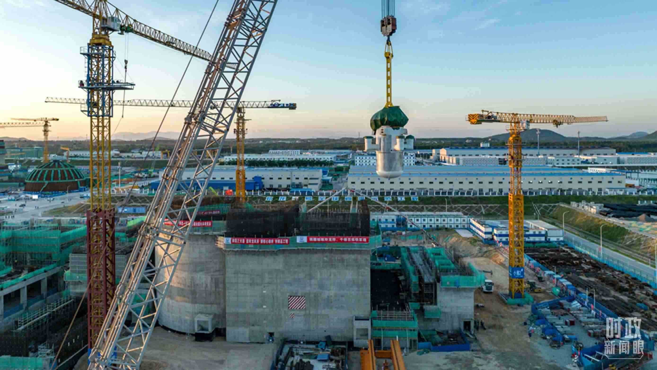 △8月10日，由中國第一重型機械股份公司承制的玲龍一號反應堆核心模塊“玲龍之心”成功吊裝。（圖/國務院國資委網站）