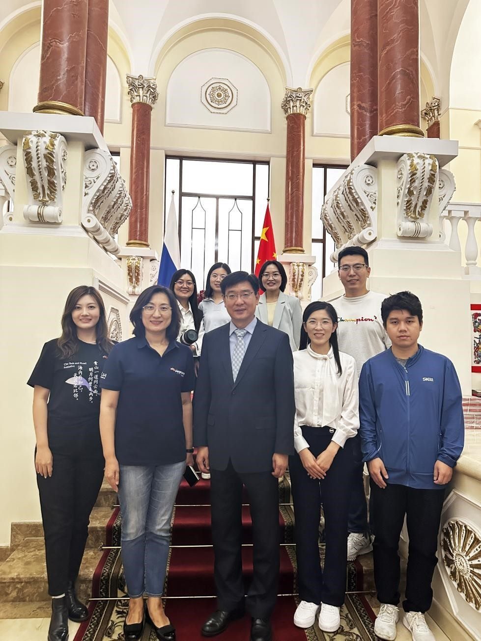 中國(guó)駐俄羅斯大使館公使銜文化參贊、莫斯科中國(guó)文化中心主任封立濤（前排中）與人民網(wǎng)記者合影。