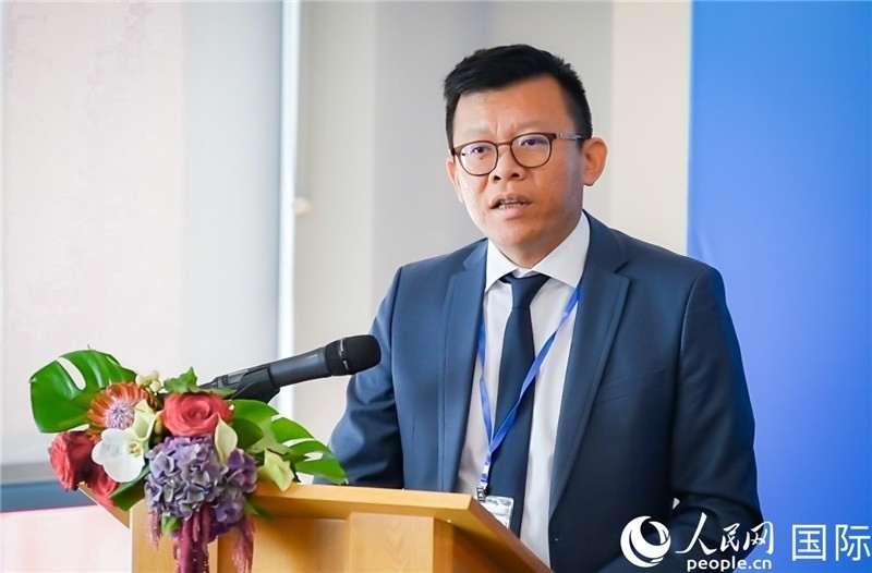圖為中遠(yuǎn)海運(yùn)(歐洲)公司副總裁李震宇致辭。人民網(wǎng) 郭錦標(biāo)攝