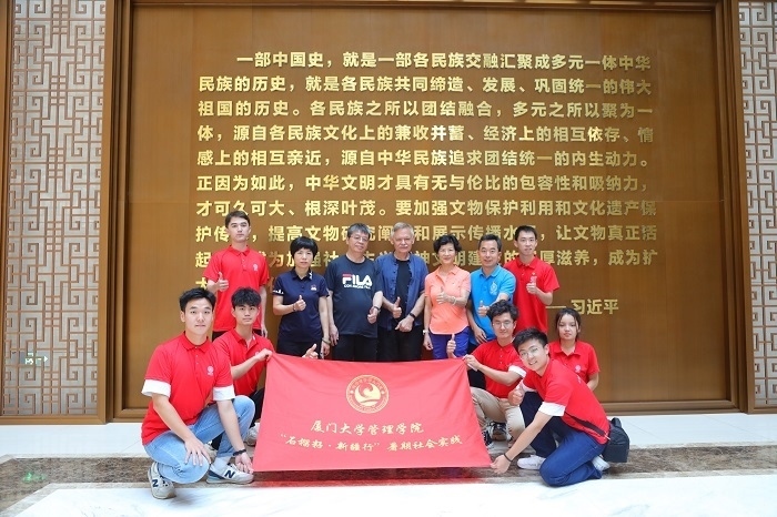 潘維廉和實(shí)踐隊(duì)師生在昌吉州博物館合影。主辦方供圖