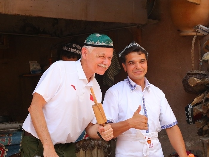 潘維廉和維吾爾族創(chuàng)業(yè)青年合影。主辦方供圖