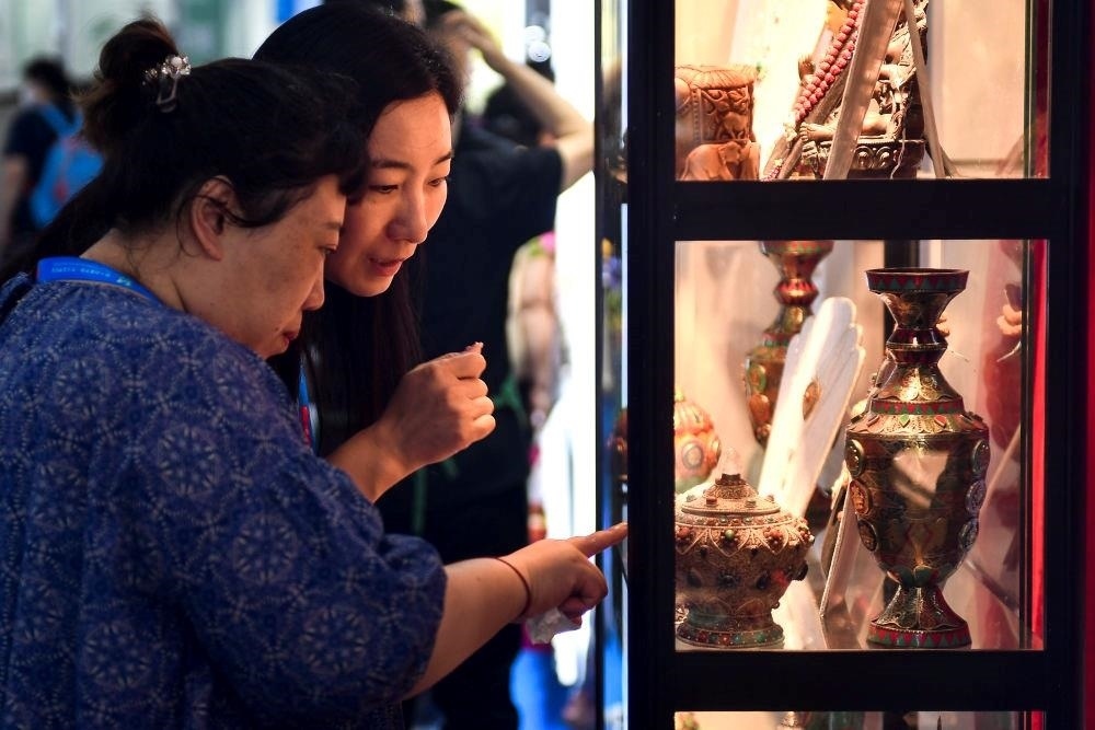 △2023年8月24日，參觀者在第十四屆中國—東北亞博覽會(huì)現(xiàn)場選購尼泊爾特色商品。