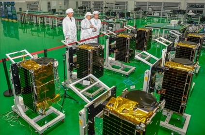 △2022年10月17日，位于吉林長春的長光衛(wèi)星技術(shù)股份有限公司科研人員在衛(wèi)星總裝測(cè)試大廳進(jìn)行相關(guān)測(cè)試工作。