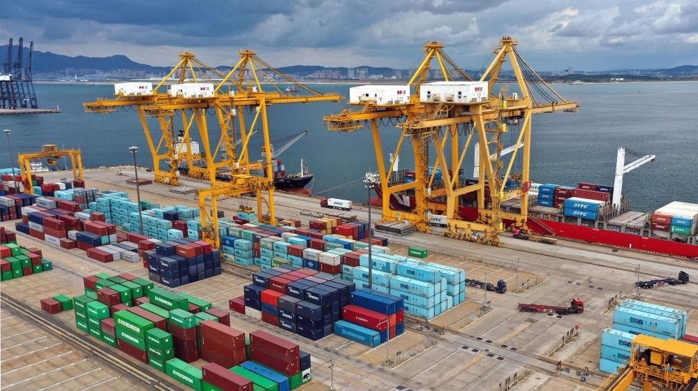 △在遼寧大連市遼寧港口集團(tuán)大連港集裝箱碼頭，貨輪在裝卸集裝箱。