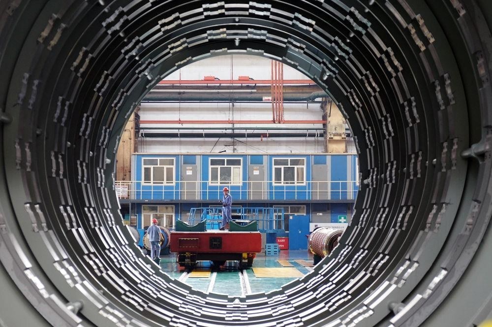 △2023年8月31日，工人在哈電集團(tuán)哈爾濱電機(jī)廠有限責(zé)任公司的水電分廠重型車間作業(yè)。