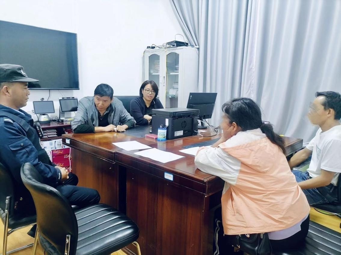 2023年8月4日，和立峰（左二）在調解一起家庭婚姻糾紛。受訪者供圖