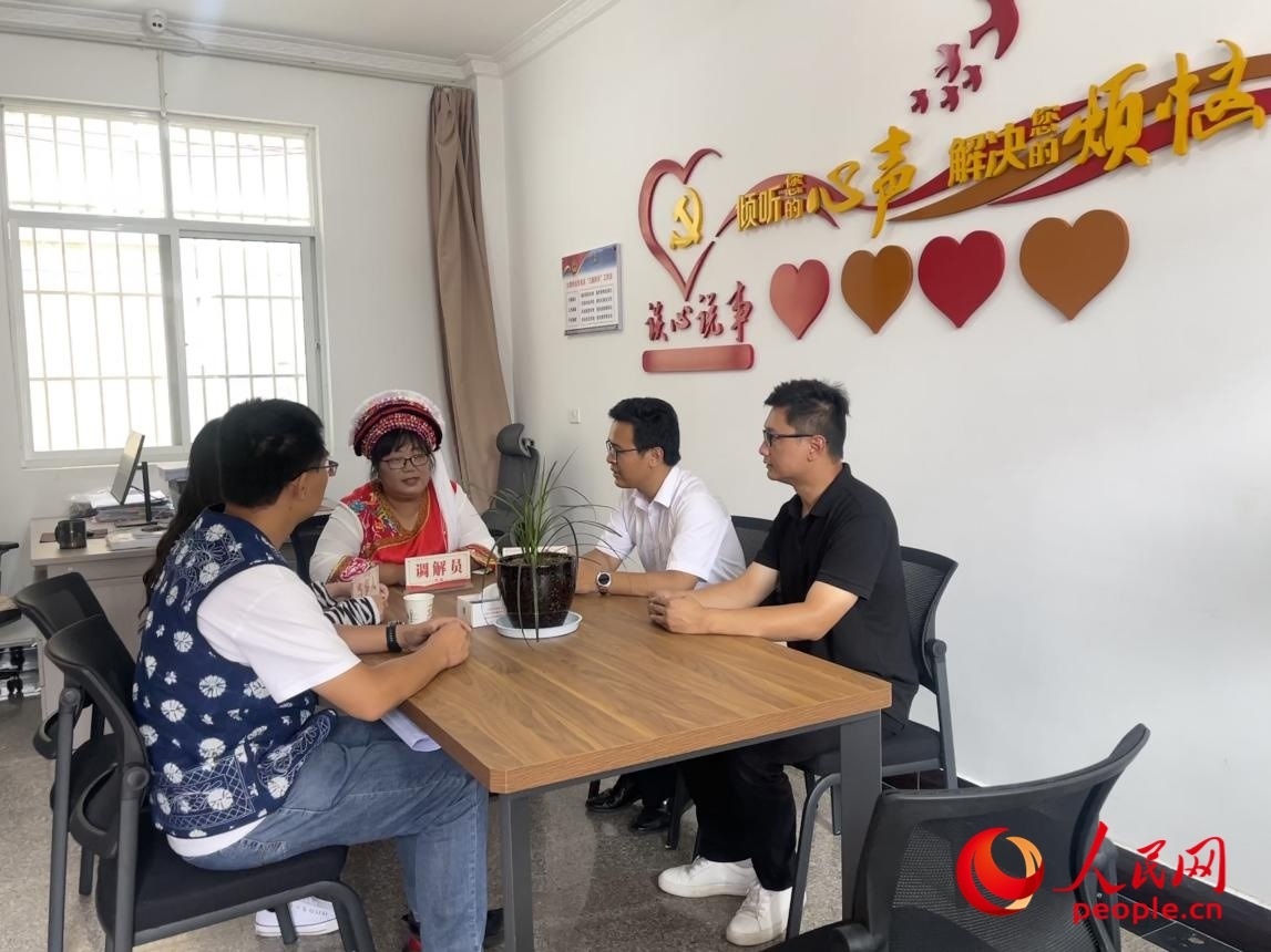 李雪娟（右三）和群眾交流。人民網(wǎng) 周靜圓攝