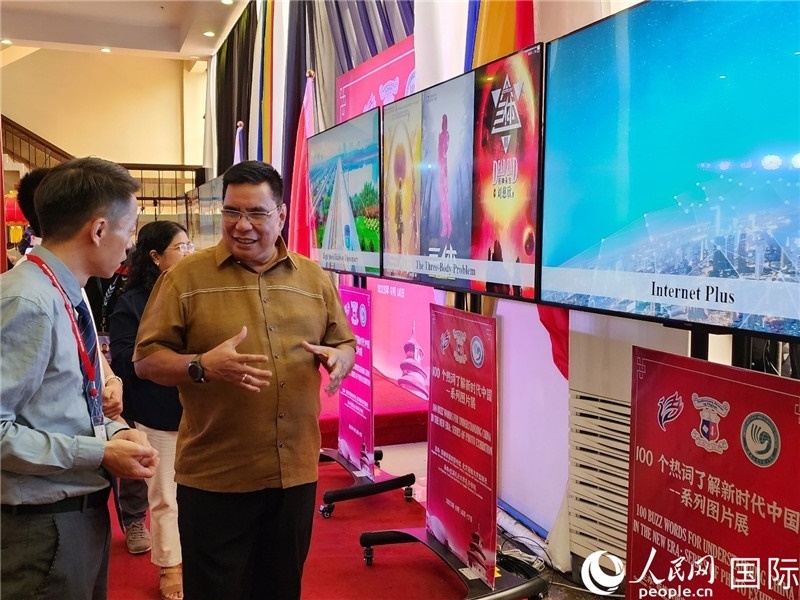 圖為菲律賓國(guó)家圖書館館長(zhǎng)阿德里亞諾參觀新時(shí)代中國(guó)圖片展。人民網(wǎng)記者樊帆攝