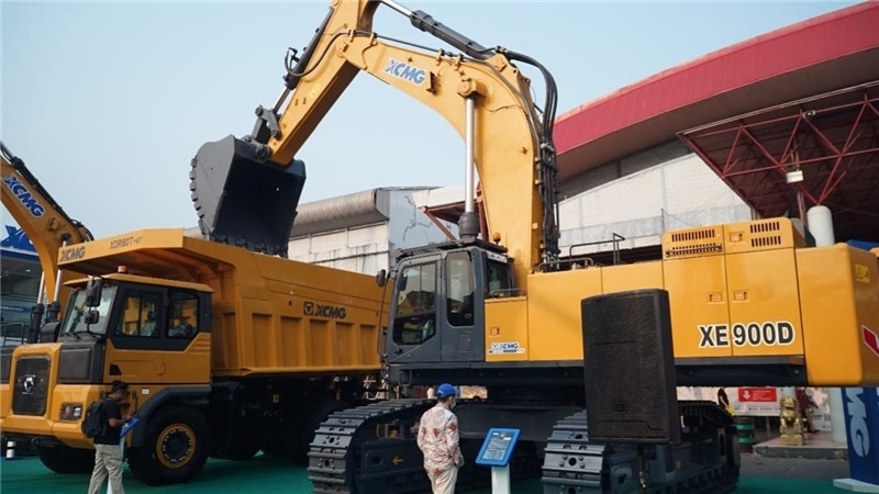 徐工集團(tuán)展出的90噸礦用挖掘機(jī)與80噸自卸車。石偉攝影