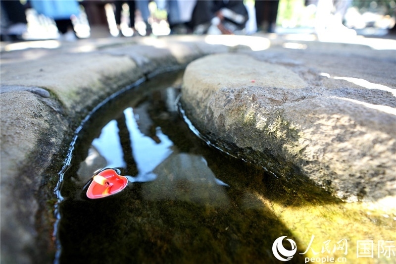 圖為水渠里流過的“桃心”蠟燭。人民網(wǎng) 盧鵬宇攝