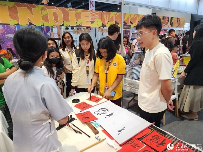 中國(guó)圖書(shū)展亮相第43屆菲律賓馬尼拉國(guó)際書(shū)展。人民網(wǎng)記者 樊帆攝