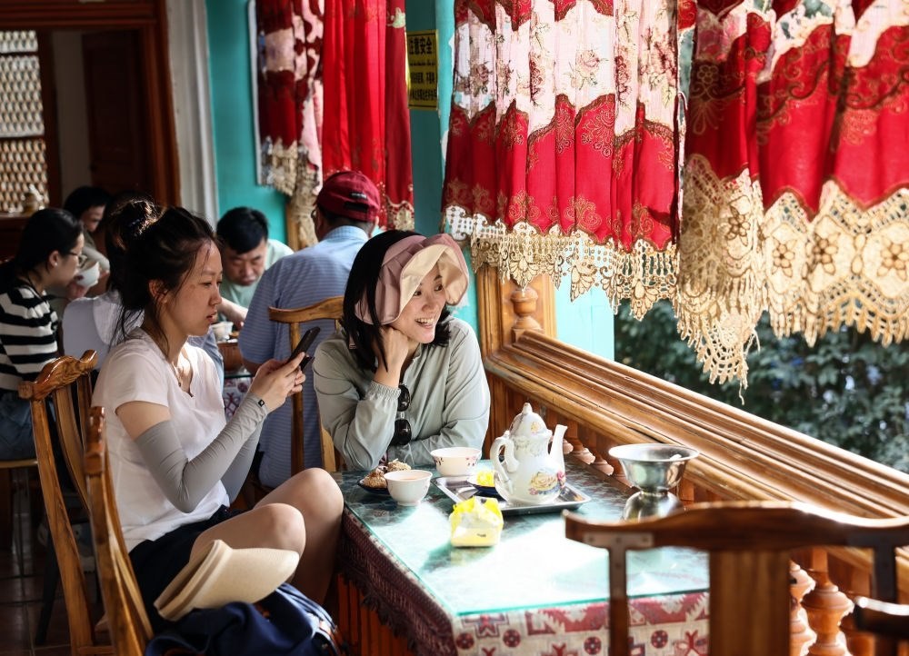 游客在新疆喀什古城景區(qū)百年老茶館內(nèi)品茶小憩（2023年9月7日攝）。新華社記者 蘭紅光 攝