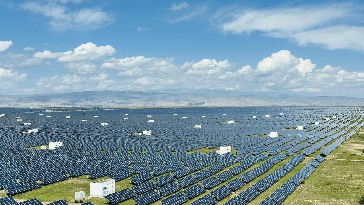 遠(yuǎn)眺青海省海南州光伏發(fā)電園區(qū)。人民網(wǎng) 劉沛然攝