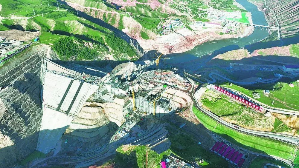 瑪爾擋水電站項(xiàng)目建設(shè)現(xiàn)場(chǎng)。國家能源集團(tuán)青?，敔枔跛娬竟﹫D