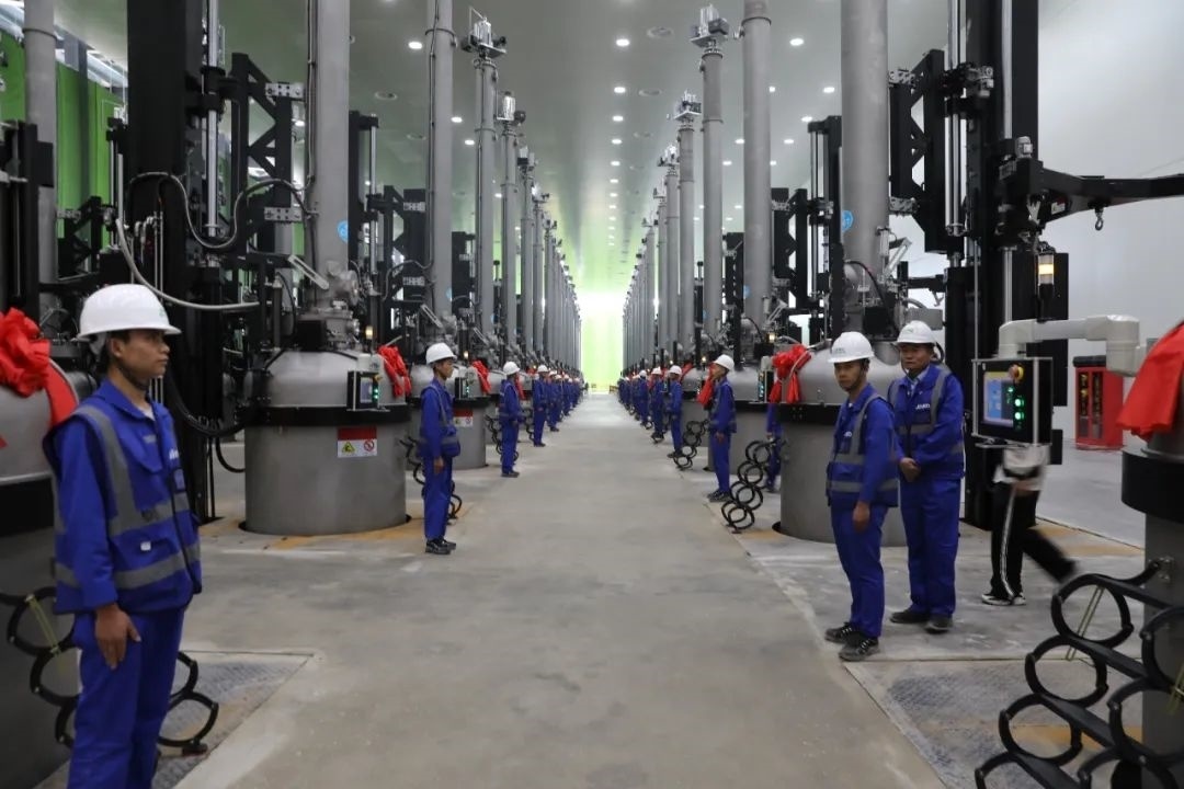 晶科能源二期20GW拉棒切方項(xiàng)目投產(chǎn)現(xiàn)場(chǎng)。南川工業(yè)園區(qū)管委會(huì)供圖