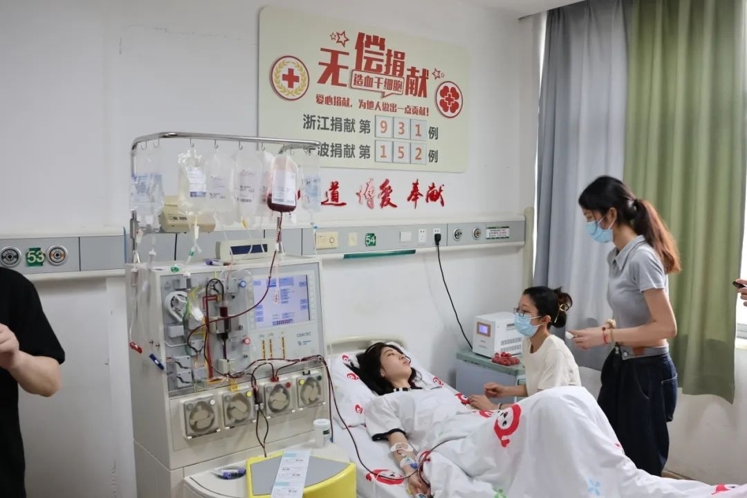 陸冰冰（右三）捐獻(xiàn)185毫升造血干細(xì)胞。受訪者供圖