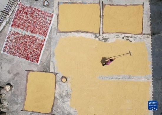 9月16日，村民在貴州省黔東南苗族侗族自治州施秉縣馬溪鄉(xiāng)王家坪村晾曬稻谷（無人機(jī)照片）。