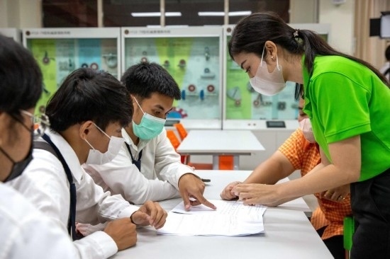 3月14日，在泰國(guó)大城府大城技術(shù)學(xué)院魯班工坊，教師（右一）給學(xué)生上課。新華社記者 王騰 攝