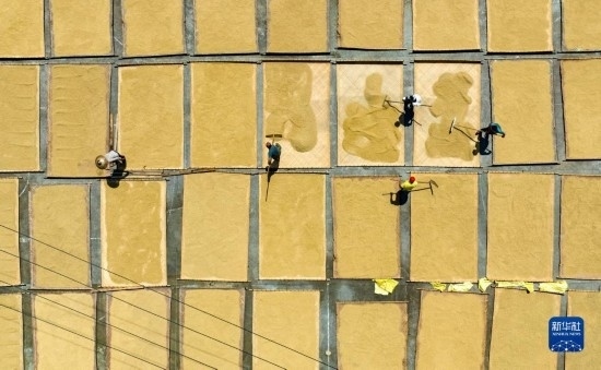 9月16日，在湖南省懷化市通道侗族自治縣萬佛山鎮(zhèn)溪上村，村民在晾曬稻谷（無人機(jī)照片）。