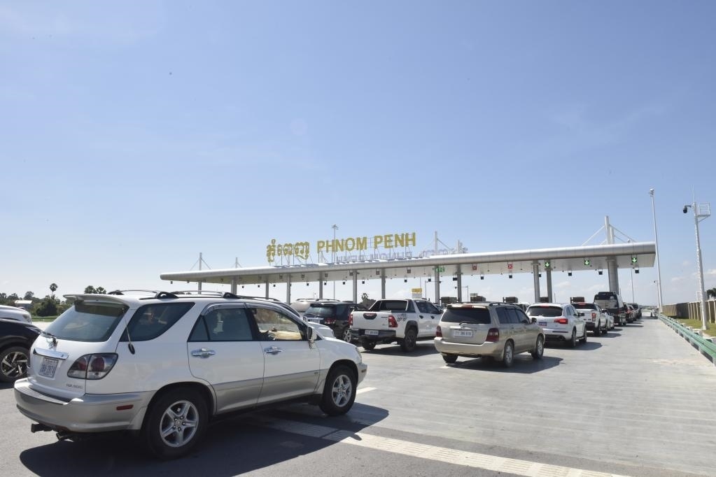 2022年11月7日，車(chē)輛在柬埔寨首都金邊的金港高速公路入口處排隊(duì)。金港高速公路連接柬埔寨首都金邊和該國(guó)最大深水海港西哈努克港。
