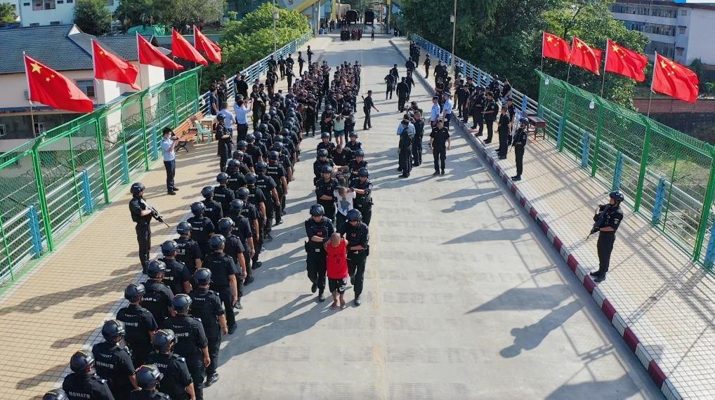 圖為涉詐犯罪嫌疑人移交我方。