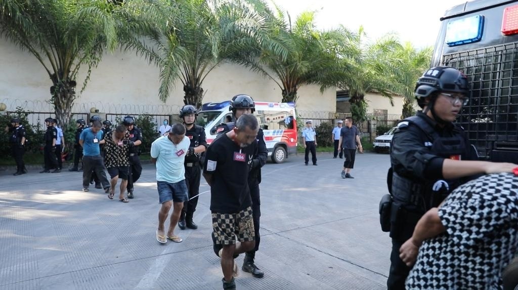 圖為涉詐犯罪嫌疑人移交我方。