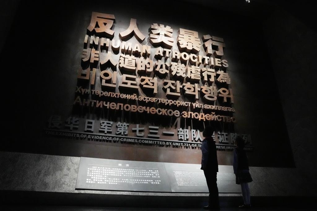 9月18日，青少年在侵華日軍第七三一部隊罪證陳列館內(nèi)參觀。新華社記者 王建威 攝