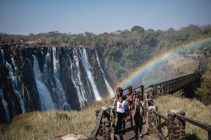 8月21日，游客在贊比亞觀賞維多利亞瀑布景色。