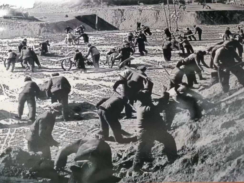 20世紀(jì)70年代，高西溝人治理水土流失場(chǎng)景。（資料圖片）