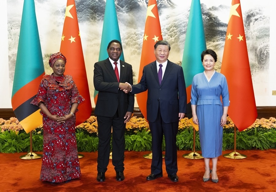 這是會談前，習(xí)近平主席和夫人彭麗媛同希奇萊馬總統(tǒng)和夫人穆廷塔合影。