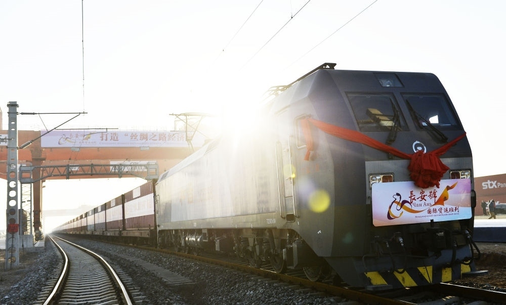 2013年11月28日，首趟由西安發(fā)往哈薩克斯坦阿拉木圖的長(zhǎng)安號(hào)國(guó)際貨運(yùn)列車等待出發(fā)。新華社記者 劉瀟 攝