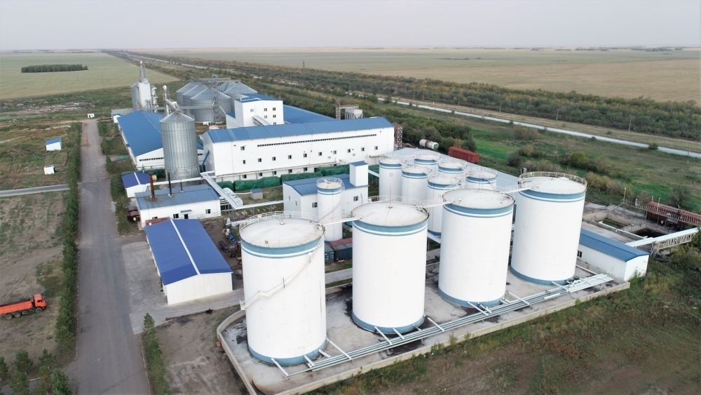 這是2022年9月2日在哈薩克斯坦北哈薩克斯坦州拍攝的愛菊農(nóng)產(chǎn)品物流加工園區(qū)（無(wú)人機(jī)照片）。新華社發(fā)（奧斯帕諾夫攝）