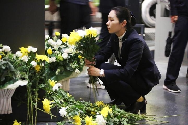 9月18日，工作人員在侵華日軍第七三一部隊罪證陳列館整理花束。新華社記者 石楓 攝