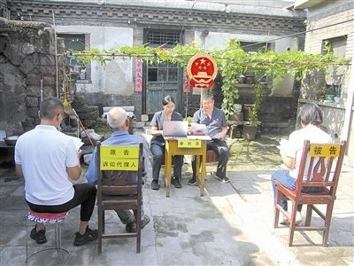 圖②：法庭在農(nóng)家小院開展巡回審判。