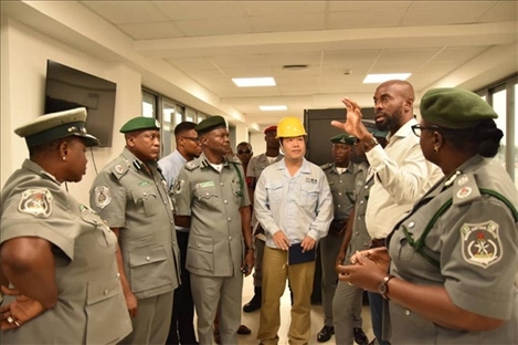 萊基港員工向海關(guān)工作人員講解掃描儀使用方法。受訪者供圖