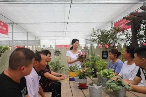 李敏向村民講授花木直播經(jīng)驗(yàn)。受訪者供圖